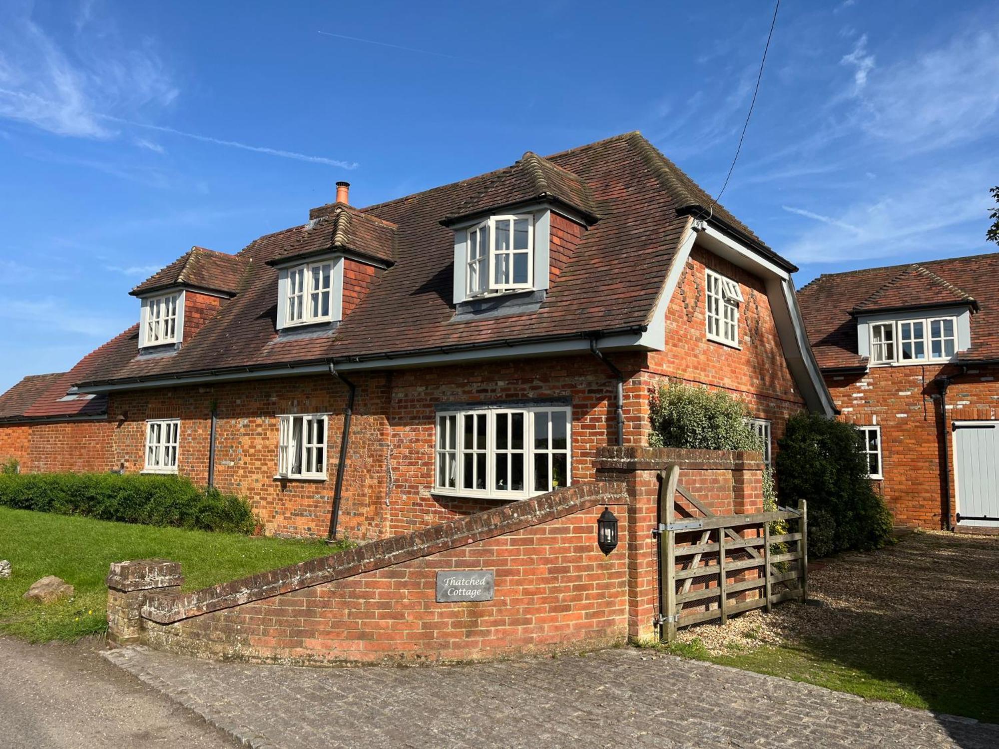Thatched Cottage Hungerford Exterior photo